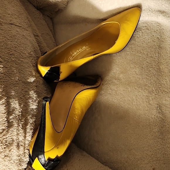 Yellow with black trim heels - Picture 2 of 4
